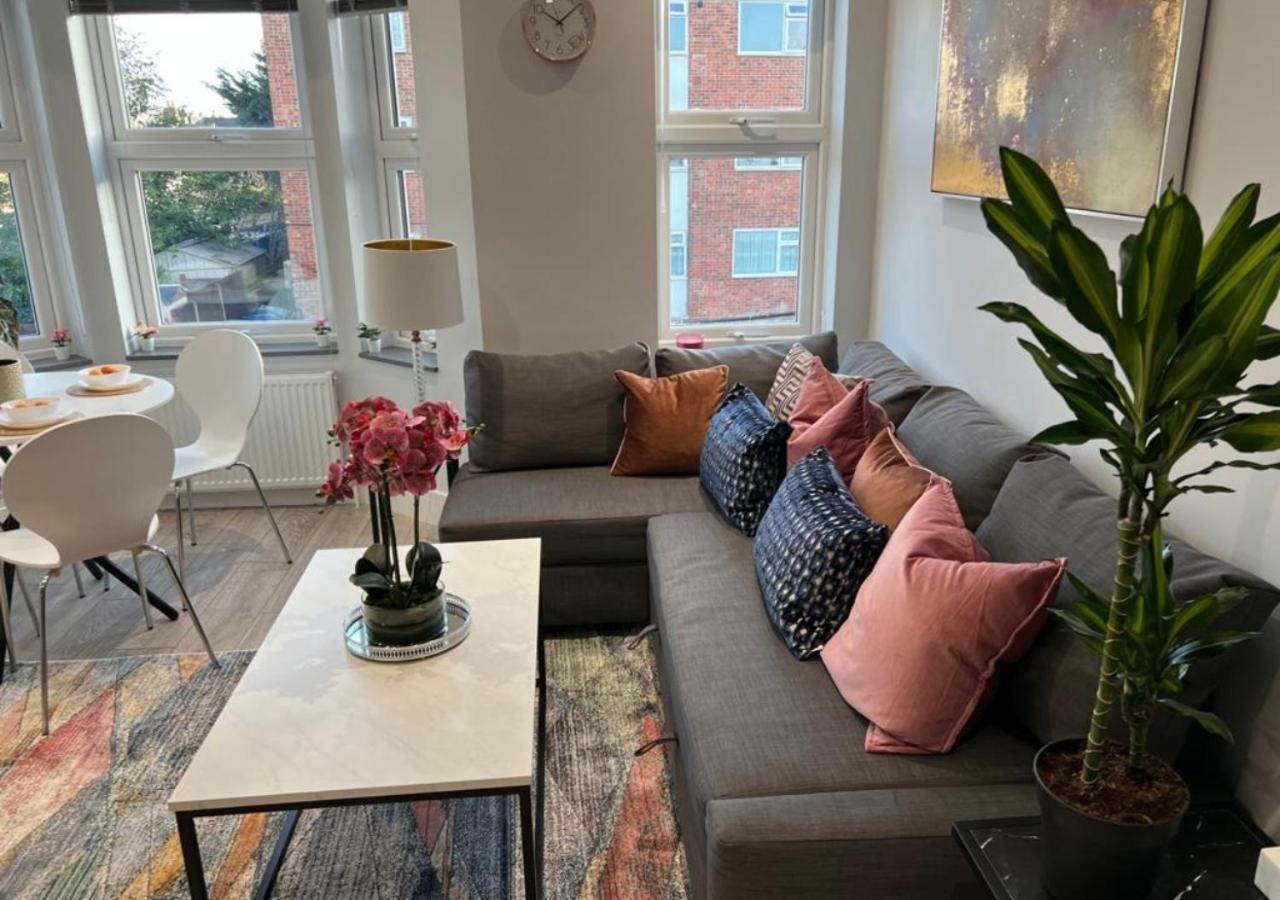 Aisiki Apartments At Stanhope Road, North Finchley, Airconditioned Multiple 2 Or 3-Bedroom, Pet-Friendly Duplex Flats, King Or Twin Beds, Airconditioned & Free Wi-Fi Dış mekan fotoğraf